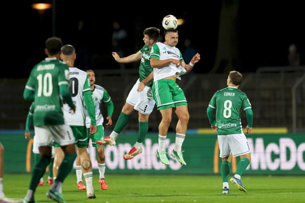 09.10.2026, Herren, Fussball, Saison 2026 2027, Regionalliga Bayern, 13. Spieltag: 1. FC Schweinfurt 1905 - SC Eltersdorf Kevin Fery ( 15, 1. FC Schweinfurt 1905) und Yannik Jassmann ( 9, SC Eltersdorf) Schweinfurt Sachs-Stadion Bayern Deutschland