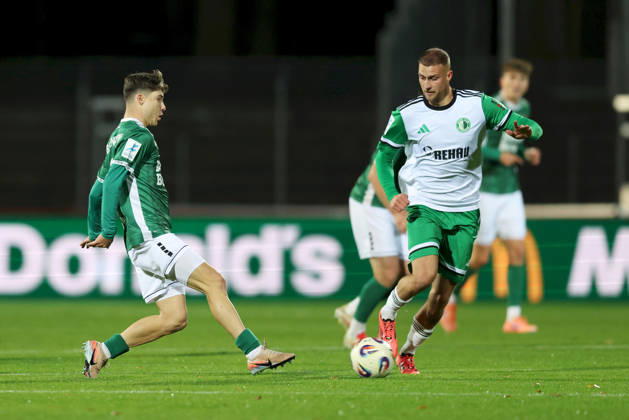 09.10.2026, Herren, Fussball, Saison 2026 2027, Regionalliga Bayern, 13. Spieltag: 1. FC Schweinfurt 1905 - SC Eltersdorf Lauris Bausenwein ( 21, 1. FC Schweinfurt 1905) und Tom Feulner ( 23, SC Eltersdorf) Schweinfurt Sachs-Stadion Bayern Deutschland