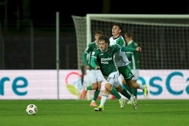 09.10.2026, Herren, Fussball, Saison 2026 2027, Regionalliga Bayern, 13. Spieltag: 1. FC Schweinfurt 1905 - SC Eltersdorf Valentin Schmitt ( 11, 1. FC Schweinfurt 1905) und Marco Niedermayer ( 16, SC Eltersdorf) Schweinfurt Sachs-Stadion Bayern Deutschland