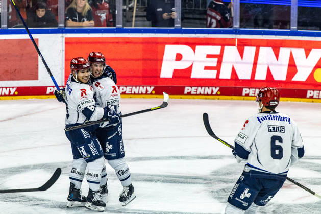 Curtis Valk (Schwenninger Wild Wings, 14) und Austin Ortega (Schwenninger Wild Wings, 08) jubeln nach dem Tor von Curtis Valk (Schwenninger Wild Wings, 14) Austin Ortega (Schwenninger Wild Wings, 08) und Curtis Valk (Schwenninger Wild Wings, 14) jubeln Koelner Haie vs. Schwenninger Wild Wings, Eishockey, Penny DEL, Spieltag 07, 2026 2027, 09.10.2026 Koelner Haie vs. Schwenninger Wild Wings, Eishockey, Penny DEL, Spieltag 07, 2026 2027, 09.10.2026 Koeln Copyright: xEibner-Pressefoto GerhardxWingenderx EP_GWR