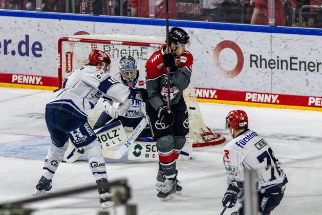 Joacim Eriksson (Schwenninger Wild Wings, 60), Mirko Hoefflin (Schwenninger Wild Wings, 10) William Weber (Schwenninger Wild Wings, 78) Koelner Haie vs. Schwenninger Wild Wings, Eishockey, Penny DEL, Spieltag 07, 2026 2027, 09.10.2026 Koelner Haie vs. Schwenninger Wild Wings, Eishockey, Penny DEL, Spieltag 07, 2026 2027, 09.10.2026 Koeln Copyright: xEibner-Pressefoto GerhardxWingenderx EP_GWR