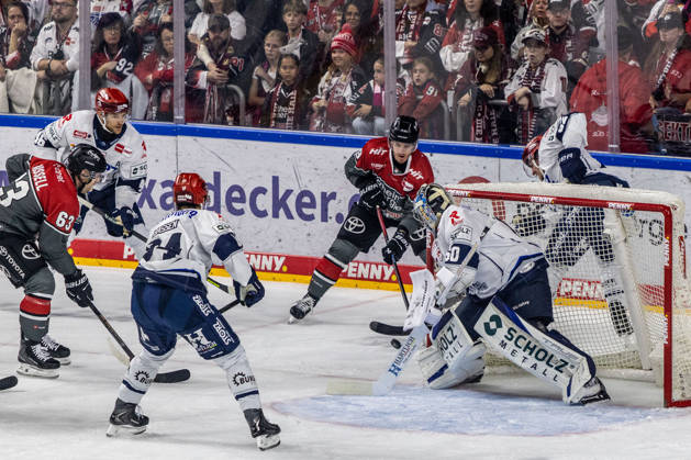 Joacim Eriksson (Schwenninger Wild Wings, 60) Boaz Bassen (Schwenninger Wild Wings, 64) vs Gregor MacLeod (Koelner Haie, 89), Patrick Russell (Koelner Haie, 63) Koelner Haie vs. Schwenninger Wild Wings, Eishockey, Penny DEL, Spieltag 07, 2026 2027, 09.10.2026 Koelner Haie vs. Schwenninger Wild Wings, Eishockey, Penny DEL, Spieltag 07, 2026 2027, 09.10.2026 Koeln Copyright: xEibner-Pressefoto GerhardxWingenderx EP_GWR