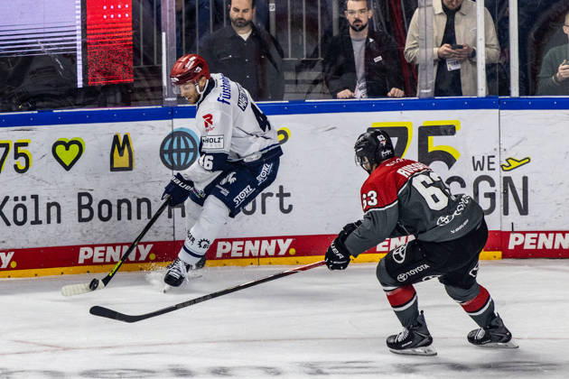 Eric Martinsson (Schwenninger Wild Wings, 46) vs Patrick Russell (Koelner Haie, 63) Koelner Haie vs. Schwenninger Wild Wings, Eishockey, Penny DEL, Spieltag 07, 2026 2027, 09.10.2026 Koelner Haie vs. Schwenninger Wild Wings, Eishockey, Penny DEL, Spieltag 07, 2026 2027, 09.10.2026 Koeln Copyright: xEibner-Pressefoto GerhardxWingenderx EP_GWR