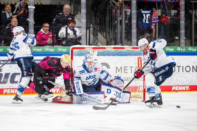 09.10.2026 - Eishockey - Saison 2026 2027 - Penny DEL - Nürnberg Ice Tigers Icetigers - Adler Mannheim - ThHa - xthxhax - Thomas Heigl (49, Nürnberg Ice Tigers, NIT ) Dan Renouf (4, Adler Mannheim ) Maximilian Franzreb (56, Adler Mannheim ) Patrick Brown (38, Adler Mannheim )