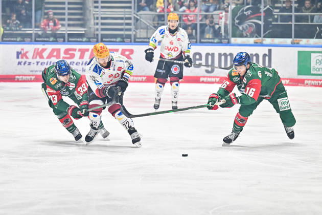 Penny DEL; Augsburger Panther - Fischtown Pinguins, 09.10.2026 aUGSBURG, GERMANY; 09. OCTOBER: v. l. Tim WOHLGEMUTH (Augsburger Panther 33) Phillip BRUGGISSER (Fischtown Pinguins 72) und Cameron WRIGHT (Augsburger Panther 16) während dem Match der Penny DEL zwischen den Augsburger Panthern und den Fischtown Pinguins am 7. Spieltag im Curt Frenzel Stadion Copyright: xBEAUTIFULxSPORTS Goldbergx