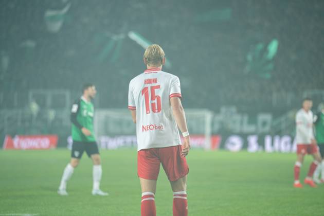 09.10.2026: 3. Liga, 8. Spieltag, SC Preußen Münster vs. Rot-Weiss Essen im LVM-Preußenstadion. Ben Hüning (Essen) mit Nummer von hinten WICHTIGER HINWEIS: Gemäß den Vorgaben des DFB und der DFL ist es untersagt, in dem Stadion und oder vom Spiel angefertigte Fotoaufnahmen in Form von Sequenzbildern und oder videoähnlichen Fotostrecken zu verwerten bzw. verwerten zu lassen. Copyright: xJordyxFourgonx