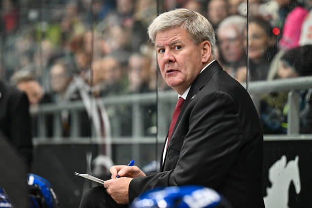 Penny DEL; Augsburger Panther - Fischtown Pinguins, 09.10.2026 aUGSBURG, GERMANY; 09. OCTOBER: im Bild Bill PETERS Headcoach Augsburger Panther während dem Match der Penny DEL zwischen den Augsburger Panthern und den Fischtown Pinguins am 7. Spieltag im Curt Frenzel Stadion Copyright: xBEAUTIFULxSPORTS Goldbergx