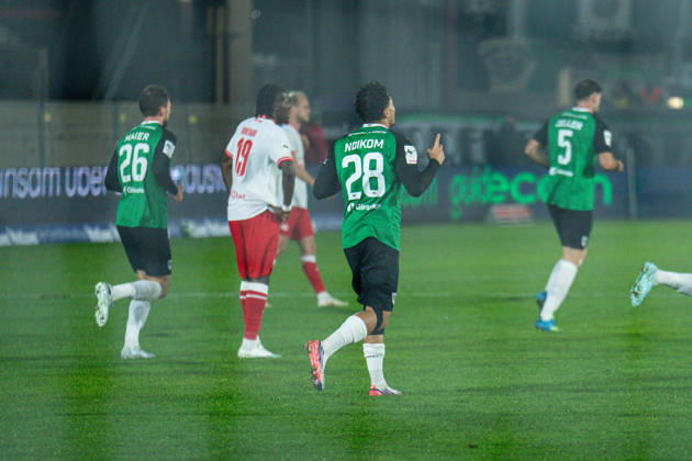 09.10.2026: 3. Liga, 8. Spieltag, SC Preußen Münster vs. Rot-Weiss Essen im LVM-Preußenstadion. Torschütze zum 1 zu 0 - Montell Ndikom (Münster) hier mit dem Jubel nach oben WICHTIGER HINWEIS: Gemäß den Vorgaben des DFB und der DFL ist es untersagt, in dem Stadion und oder vom Spiel angefertigte Fotoaufnahmen in Form von Sequenzbildern und oder videoähnlichen Fotostrecken zu verwerten bzw. verwerten zu lassen. Copyright: xJordyxFourgonx