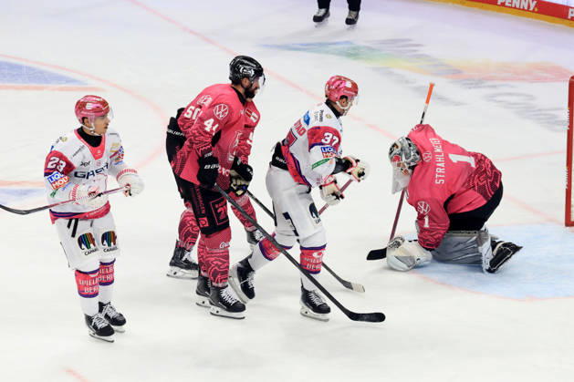 09.10.2026, DEU, GER, Eishockey, Spieltag, Saison 2026 27, Berlin, Eisbaeren Berlin vs. Grizzly Wolfsburg Rihards Griva ( Eisbaeren Berlin 23 ), Markus Vikingstad ( Eisbaeren Berlin 37 ), Dustin Strahlmeier ( Grizzly Wolfsburg 1 ), Julian Melchiori ( Grizzly Wolfsburg 44 ), Julius Ramoser ( Grizzly Wolfsburg 50 ) nordphoto GmbH Engler Stadt Uber-Arena Bundesland Land Copyright: xNordphotox xEnglerx
