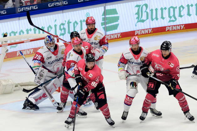 09.10.2026, DEU, GER, Eishockey, Spieltag, Saison 2026 27, Berlin, Eisbaeren Berlin vs. Grizzly Wolfsburg Jonas Neffin ( Eisbaeren Berlin 75 ), Eisbaeren-Spielerkreis, Wolfsburger-Spieler-Kreis, Adam Smith ( Eisbaeren Berlin 4 ). Markus Vikingstad ( Eisbaeren Berlin 37 ), w75 , Chris Wilkie ( Grizzly Wolfsburg 84 ) nordphoto GmbH Engler Stadt Uber-Arena Bundesland Land Copyright: xNordphotox xEnglerx