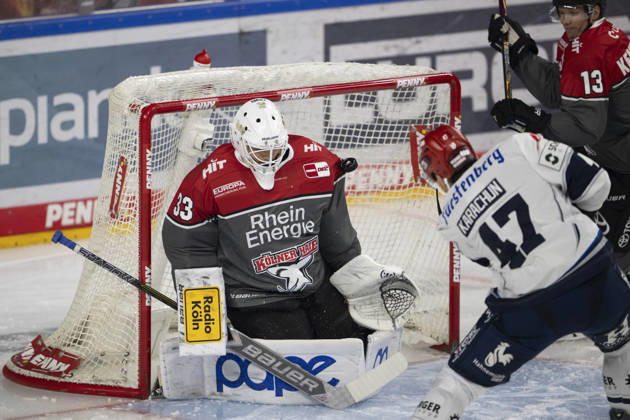 PENNY DEL 1; Kölner Haie - Schwenninger Wild Wings; Köln, 09.10.2026 Nico Wiens (Kölner Haie, Torwart, 33); Alexander Karachun (Schwenninger Wild Wings, Sturm, 47); PENNY DEL 1; Kölner Haie - Schwenninger Wild Wings am 09.10.2026 in der KA2 in Köln (Deutschland). Copyright: xBEAUTIFULxSPORTS AndreasxDickx