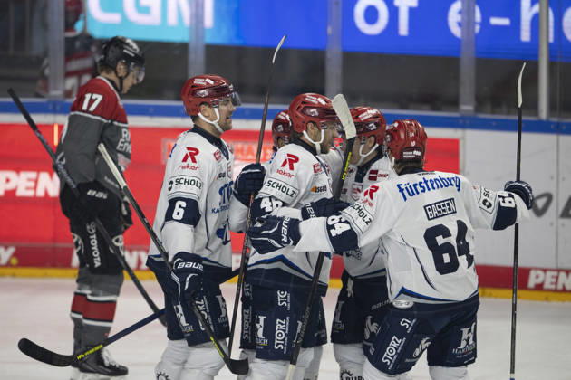 PENNY DEL 1; Kölner Haie - Schwenninger Wild Wings; Köln, 09.10.2026 Alex Peters (Schwenninger Wild Wings, Verteidigung, 6); Eric Martinsson (Schwenninger Wild Wings, Verteidigung, 46); Boaz Bassen (Schwenninger Wild Wings, Sturm, 64); PENNY DEL 1; Kölner Haie - Schwenninger Wild Wings am 09.10.2026 in der KA2 in Köln (Deutschland). Copyright: xBEAUTIFULxSPORTS AndreasxDickx