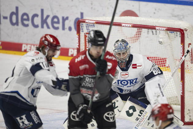 PENNY DEL 1; Kölner Haie - Schwenninger Wild Wings; Köln, 09.10.2026 Joacim Eriksson (Schwenninger Wild Wings, Torwart, 60); Mirko Höfflin (Schwenninger Wild Wings, Sturm, 10); Louis- Marc Aubry (Kölner Haie, Sturm, 15); PENNY DEL 1; Kölner Haie - Schwenninger Wild Wings am 09.10.2026 in der KA2 in Köln (Deutschland). Copyright: xBEAUTIFULxSPORTS AndreasxDickx