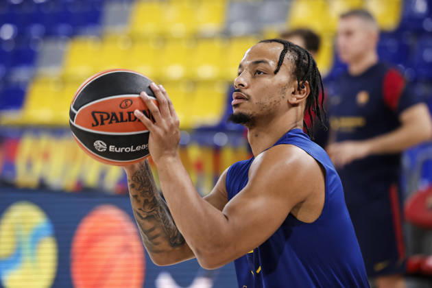 October 9, 2026, Barcelona, Barcelona, Spain: Juntin Robinson of FC Barcelona, Barca warms up during the EuroLeague League Phase MD 4 match played between FC Barcelona and Zalgiris Kaunas at Palau Blaugrana on October 09, 2026 in Barcelona, Spain. Barcelona Spain - ZUMAa181 20261009_zaa_a181_260 Copyright: xJavierxBorregox