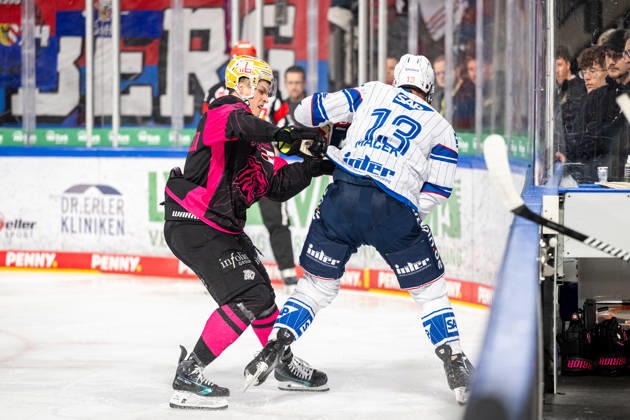 Noah Samanski (8, Nuernberg Ice Tigers, NIT ) Brooks Macek (13, Adler Mannheim ), Nuernberg Ice Tigers vs. Adler Mannheim, Eishockey, Penny DEL, 7. Spieltag, 09.10.2026, Nuernberg Ice Tigers vs. Adler Mannheim, Eishockey, Penny DEL, 7. Spieltag, 09.10.2026 Copyright: xEibner-Pressefoto ThomasxHahnx EP_NIT