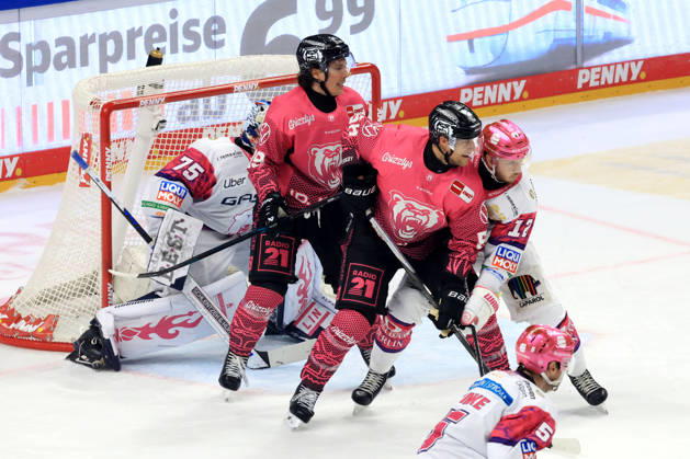 09.10.2026, DEU, GER, Eishockey, Spieltag, Saison 2026 27, Berlin, Eisbaeren Berlin vs. Grizzly Wolfsburg Jonas Neffin ( Eisbaeren Berlin 75 ), Eric Mik ( Eisbaeren Berlin 12 ), Leo Hafenrichter ( Grizzly Wolfsburg 29 ), w nordphoto GmbH Engler Stadt Uber-Arena Bundesland Land Copyright: xNordphotox xEnglerx