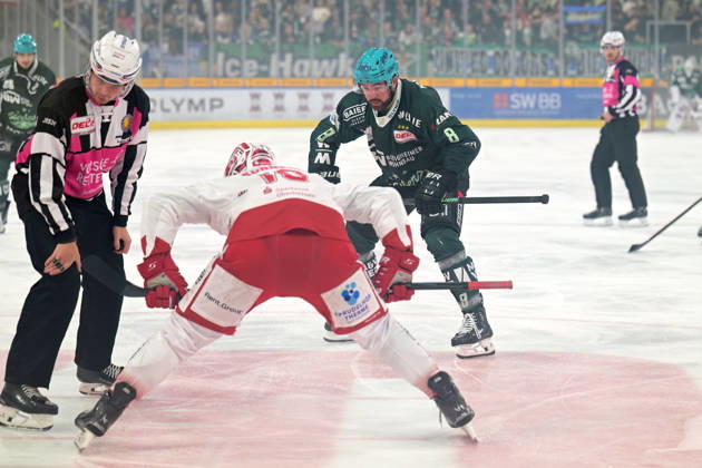 Jack Dugan (Bietigheim Steelers, 08) im Zweikampf beim Bully mit Julian Kornelli (EC Bad Nauheim, 10) Bietigheim Steelers vs. EC Bad Nauheim , Eishockey, DEL 2, 07.Hauptrundenspiel, Saison 2026 2027, 09.10.2026 Bietigheim Steelers vs. EC Bad Nauheim , Eishockey, DEL 2, 07.Hauptrundenspiel, Saison 2026 2027, 09.10.2026 Bietigheim Copyright: xEibner-Pressefotox EP_TBR