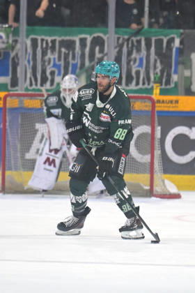 Tim Bender (Bietigheim Steelers, 88) am Puck Bietigheim Steelers vs. EC Bad Nauheim , Eishockey, DEL 2, 07.Hauptrundenspiel, Saison 2026 2027, 09.10.2026 Bietigheim Steelers vs. EC Bad Nauheim , Eishockey, DEL 2, 07.Hauptrundenspiel, Saison 2026 2027, 09.10.2026 Bietigheim Copyright: xEibner-Pressefotox EP_TBR