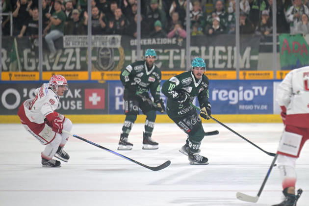 David Cerny (Bietigheim Steelers, 10) am Puck im Zweikampf mit Cedric Schiemenz (EC Bad Nauheim, 48) Bietigheim Steelers vs. EC Bad Nauheim , Eishockey, DEL 2, 07.Hauptrundenspiel, Saison 2026 2027, 09.10.2026 Bietigheim Steelers vs. EC Bad Nauheim , Eishockey, DEL 2, 07.Hauptrundenspiel, Saison 2026 2027, 09.10.2026 Bietigheim Copyright: xEibner-Pressefotox EP_TBR