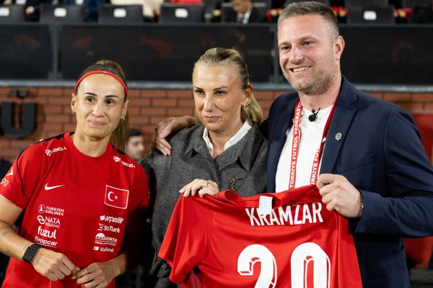 Turkiye v Slovenia - FIFA Women s World Cup 2027 European Qualifiers ISTANBUL, TURKIYE - OCTOBER 09: Head coach of Turkiye s Women s National Football Team Necla Gungor Kiragasi (2nd L) and Slovenia s head coach Saso Kolman (R) exchange gifts before the FIFA Women s World Cup 2027 European Qualifiers Play-offs Round 1 First Leg between Turkiye and Slovenia at Pendik Stadium in Istanbul, Turkey on October 9, 2026. Didem Mente Anadolu Istanbul Turkey. Editorial use only. Please get in touch for any other usage. Copyright: x2026xAnadoluxDidemxMentex