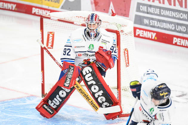 Straubing Tigers vs. Iserlohn Roosters, Eishockey, Deutsche Eishockey Liga, Penny DEL, 7.Spieltag, Saison 2026 2027, 09.10.2026 Andreas Jenike (Iserlohn Roosters), Eishockey Herren, Deutsche Eishockey Liga, Penny DEL, 5.Spieltag, Saison 2026 2027 am 09.10.2026 im Eisstadion am Pulverturm, Straubing Tigers (blau) gegen Iserlohn Roosters (weiss)