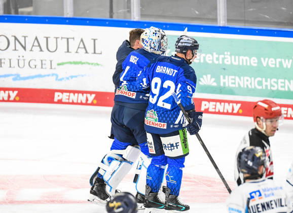 Straubing Tigers vs. Iserlohn Roosters, Eishockey, Deutsche Eishockey Liga, Penny DEL, 7.Spieltag, Saison 2026 2027, 09.10.2026 Florian Bugl (Straubing Tigers) verlaesst verletzt das Eis, Eishockey Herren, Deutsche Eishockey Liga, Penny DEL, 5.Spieltag, Saison 2026 2027 am 09.10.2026 im Eisstadion am Pulverturm, Straubing Tigers (blau) gegen Iserlohn Roosters (weiss)