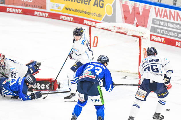Straubing Tigers vs. Iserlohn Roosters, Eishockey, Deutsche Eishockey Liga, Penny DEL, 7.Spieltag, Saison 2026 2027, 09.10.2026 Nicholas Halloran (Straubing Tigers) vergibt den Treffer gegen Andreas Jenike (Iserlohn Roosters), Eishockey Herren, Deutsche Eishockey Liga, Penny DEL, 5.Spieltag, Saison 2026 2027 am 09.10.2026 im Eisstadion am Pulverturm, Straubing Tigers (blau) gegen Iserlohn Roosters (weiss)