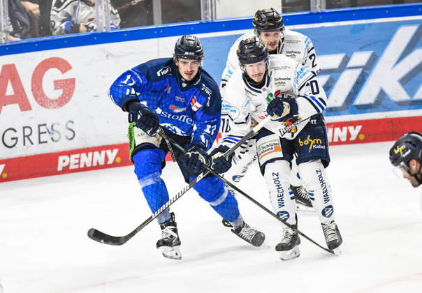 Straubing Tigers vs. Iserlohn Roosters, Eishockey, Deutsche Eishockey Liga, Penny DEL, 7.Spieltag, Saison 2026 2027, 09.10.2026 Adrin Klein (Straubing Tigers) an der Bande mit Tyler Boland (Iserlohn Roosters), Eishockey Herren, Deutsche Eishockey Liga, Penny DEL, 5.Spieltag, Saison 2026 2027 am 09.10.2026 im Eisstadion am Pulverturm, Straubing Tigers (blau) gegen Iserlohn Roosters (weiss)