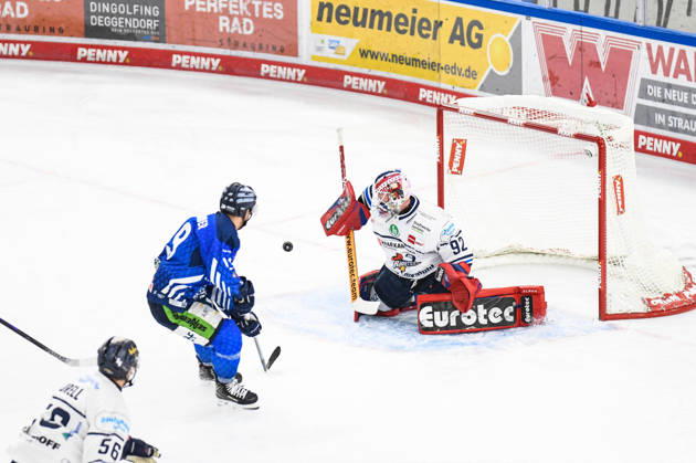 Straubing Tigers vs. Iserlohn Roosters, Eishockey, Deutsche Eishockey Liga, Penny DEL, 7.Spieltag, Saison 2026 2027, 09.10.2026 Tim Brunnhuber (Straubing Tigers)vergibt gegen Andreas Jenike (Iserlohn Roosters), Eishockey Herren, Deutsche Eishockey Liga, Penny DEL, 5.Spieltag, Saison 2026 2027 am 09.10.2026 im Eisstadion am Pulverturm, Straubing Tigers (blau) gegen Iserlohn Roosters (weiss)