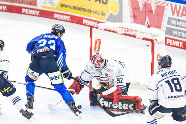 Straubing Tigers vs. Iserlohn Roosters, Eishockey, Deutsche Eishockey Liga, Penny DEL, 7.Spieltag, Saison 2026 2027, 09.10.2026 J.C. Beaudin (Straubing Tigers) trifft gegen Andreas Jenike (Iserlohn Roosters), Eishockey Herren, Deutsche Eishockey Liga, Penny DEL, 5.Spieltag, Saison 2026 2027 am 09.10.2026 im Eisstadion am Pulverturm, Straubing Tigers (blau) gegen Iserlohn Roosters (weiss)