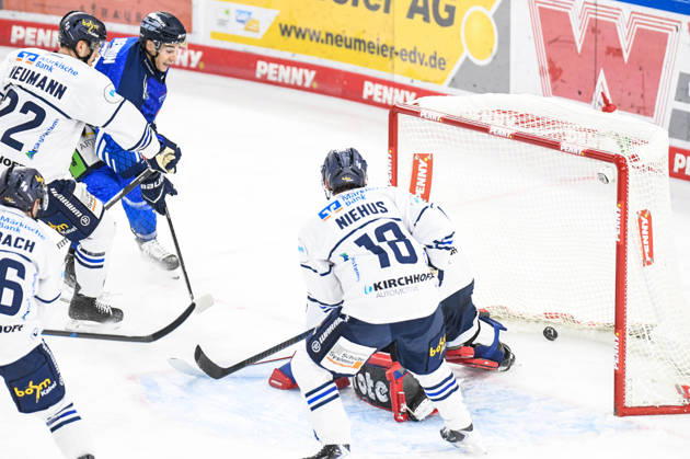 Straubing Tigers vs. Iserlohn Roosters, Eishockey, Deutsche Eishockey Liga, Penny DEL, 7.Spieltag, Saison 2026 2027, 09.10.2026 J.C. Beaudin (Straubing Tigers) trifft gegen Andreas Jenike (Iserlohn Roosters), Eishockey Herren, Deutsche Eishockey Liga, Penny DEL, 5.Spieltag, Saison 2026 2027 am 09.10.2026 im Eisstadion am Pulverturm, Straubing Tigers (blau) gegen Iserlohn Roosters (weiss)