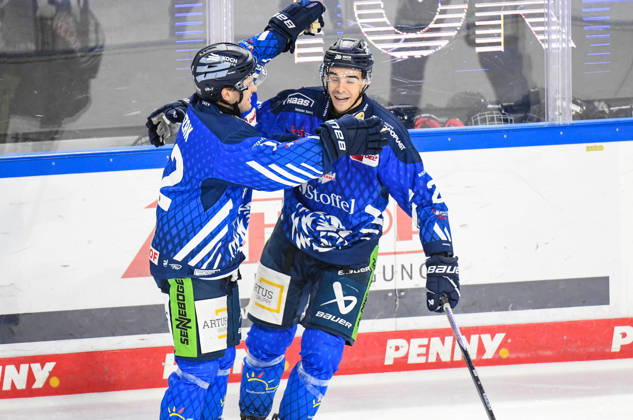 Straubing Tigers vs. Iserlohn Roosters, Eishockey, Deutsche Eishockey Liga, Penny DEL, 7.Spieltag, Saison 2026 2027, 09.10.2026 J.C. Beaudin (Straubing Tigers) jubelt mit Joseph Duszak ueber den Treffer, Eishockey Herren, Deutsche Eishockey Liga, Penny DEL, 5.Spieltag, Saison 2026 2027 am 09.10.2026 im Eisstadion am Pulverturm, Straubing Tigers (blau) gegen Iserlohn Roosters (weiss)