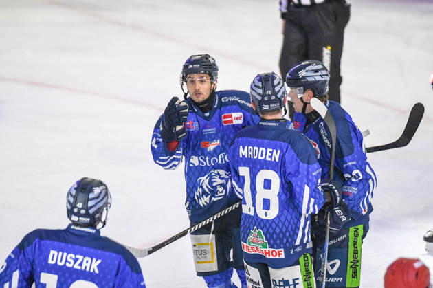 Straubing Tigers vs. Iserlohn Roosters, Eishockey, Deutsche Eishockey Liga, Penny DEL, 7.Spieltag, Saison 2026 2027, 09.10.2026 Filip Varejcka (Straubing Tigers) jubelt mit Nicholas Halloran, Tyler Madden und Joseph Duszak, Eishockey Herren, Deutsche Eishockey Liga, Penny DEL, 5.Spieltag, Saison 2026 2027 am 09.10.2026 im Eisstadion am Pulverturm, Straubing Tigers (blau) gegen Iserlohn Roosters (weiss)