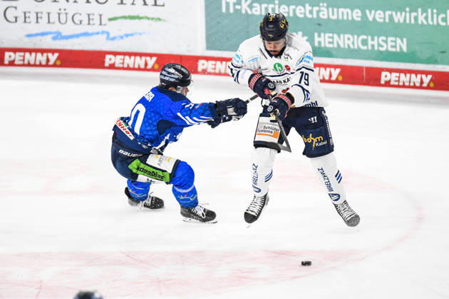 Straubing Tigers vs. Iserlohn Roosters, Eishockey, Deutsche Eishockey Liga, Penny DEL, 7.Spieltag, Saison 2026 2027, 09.10.2026 Filip Varejcka (Straubing Tigers) im Zweikampf mit Colin Ugbekile (Iserlohn Roosters), Eishockey Herren, Deutsche Eishockey Liga, Penny DEL, 5.Spieltag, Saison 2026 2027 am 09.10.2026 im Eisstadion am Pulverturm, Straubing Tigers (blau) gegen Iserlohn Roosters (weiss)