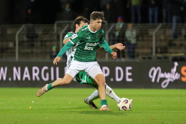 09.10.2026, Fußball, Herren, Regionalliga Bayern, Saison 2026 2027, 13. Spieltag: FC Schweinfurt 05 - SC Eltersdorf Von links: Patrick Ort (SC Eltersdorf, 14) gegen Lauris Bausenwein (FC Schweinfurt 05, 21) Schweinfurt Riedel-Bau-Arena im Sachs-Stadio Bayern Unterfranken Deutschland