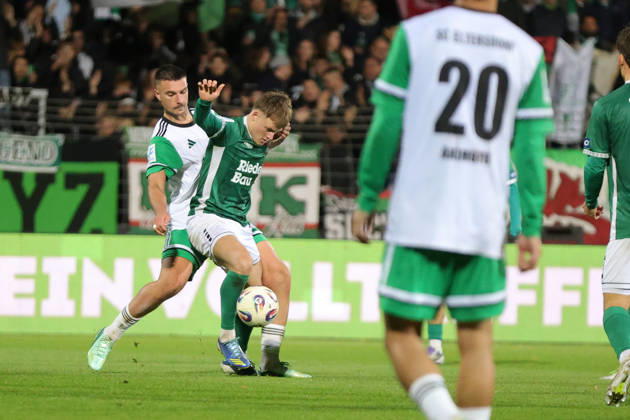 09.10.2026, Fußball, Herren, Regionalliga Bayern, Saison 2026 2027, 13. Spieltag: FC Schweinfurt 05 - SC Eltersdorf Von links: Yannik Jassmann (SC Eltersdorf, 09) gegen Gil Ebner (FC Schweinfurt 05, 08) Schweinfurt Riedel-Bau-Arena im Sachs-Stadio Bayern Unterfranken Deutschland