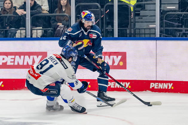 Kampf um den Puck Zweikampf zwischen Riley Sheen (ERC Ingolstadt, 91) und Trevor Carrick (EHC Red Bull Muenchen, 44) GER, EHC Red Bull Muenchen vs. ERC Ingolstadt, DEL, Saison 2026 2027, 7. Spieltag, 09.10.2026. Foto: HMB Media Franz Feiner Copyright: HMBxMedia FranzxFeiner