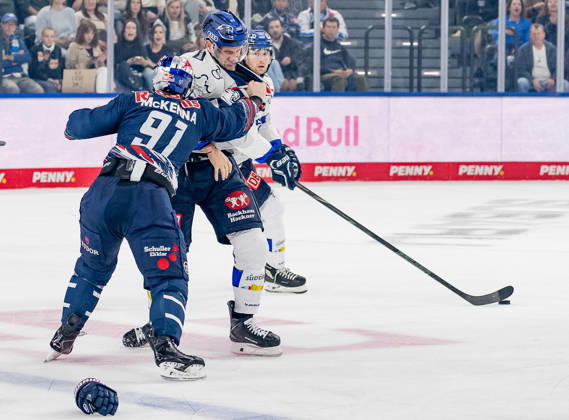 Keilerei zwischen Jeremy McKenna (EHC Red Bull Muenchen, 91) und Daniel Schmoelz (ERC Ingolstadt, 92) GER, EHC Red Bull Muenchen vs. ERC Ingolstadt, DEL, Saison 2026 2027, 7. Spieltag, 09.10.2026. Foto: HMB Media Franz Feiner Copyright: HMBxMedia FranzxFeiner