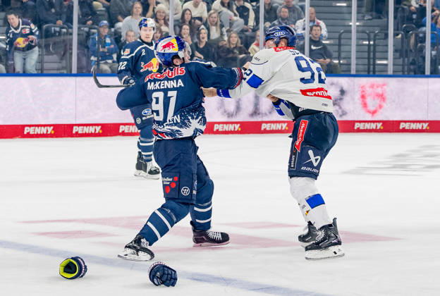 Keilerei zwischen Jeremy McKenna (EHC Red Bull Muenchen, 91) und Daniel Schmoelz (ERC Ingolstadt, 92) GER, EHC Red Bull Muenchen vs. ERC Ingolstadt, DEL, Saison 2026 2027, 7. Spieltag, 09.10.2026. Foto: HMB Media Franz Feiner Copyright: HMBxMedia FranzxFeiner