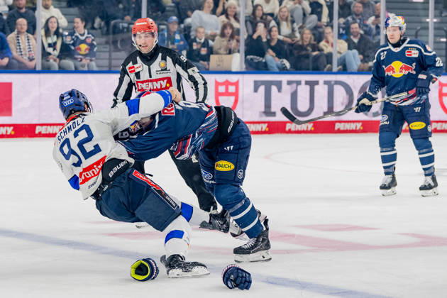 Keilerei zwischen Jeremy McKenna (EHC Red Bull Muenchen, 91) und Daniel Schmoelz (ERC Ingolstadt, 92) GER, EHC Red Bull Muenchen vs. ERC Ingolstadt, DEL, Saison 2026 2027, 7. Spieltag, 09.10.2026. Foto: HMB Media Franz Feiner Copyright: HMBxMedia FranzxFeiner