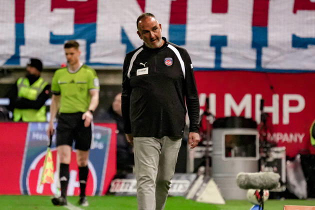 Deutschland: Fussball Saison 2026 2027 , 2. Bundesliga , 7. Spieltag , 1. FC Heidenheim vs. 1. FC Kaiserslautern - Voith-Arena (Heidenheim) : Frank Schmidt (Cheftrainer, 1. FC Heidenheim) Mimik, Gesichtsausdruck, Emotion Heidenheim Voith-Arena Deutschland Germany Copyright: xBennetxLongx