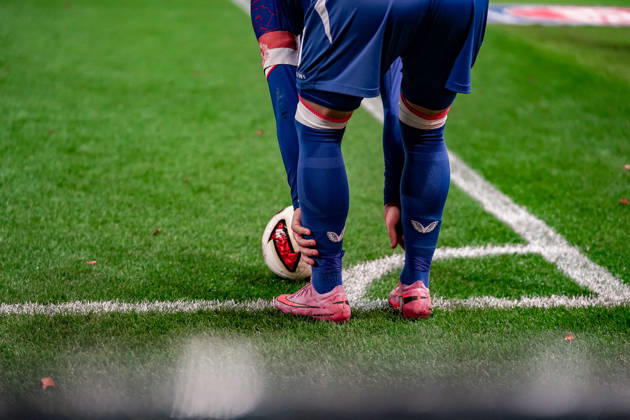 Deutschland: Fussball Saison 2026 2027 , 2. Bundesliga , 7. Spieltag , 1. FC Heidenheim vs. 1. FC Kaiserslautern - Voith-Arena (Heidenheim) : Ball, Stutzen, Ecke, Beine Heidenheim Voith-Arena Deutschland Germany Copyright: xBennetxLongx