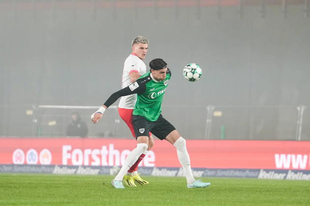 Deutschland: 3. Liga 2026 2027 8. Spieltag, SC Preussen Münster vs Rot-Weiss Essen, Freitag, 09.10.2026 LVM-Preußenstadion (Münster, Nordrhein-Westfalen, Deutschland) Antonio Tikvic (SC Preußen Münster, 4) gegen Marek Janssen (RW Essen, 20) im Zweikampf Copyright: xMerlexKölkingx