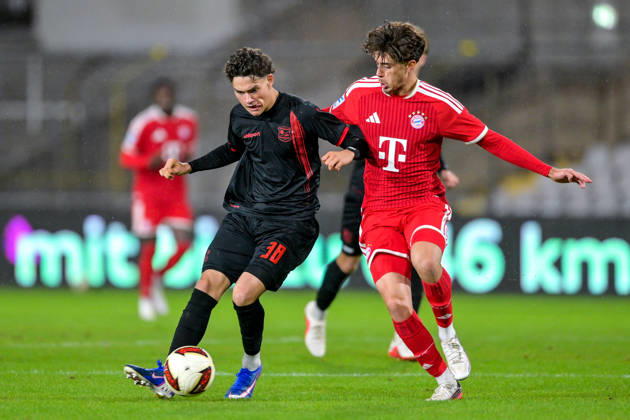 v.li.: Constantin Strunz (Unterhaching, 38) David Santos Daiber (Bayern Muenchen, FCB, 6) im Zweikampf, Duell, duel, tackle, Dynamik, Action, Aktion, 09.10.2026, München (Deutschland), Fussball, Regionalliga Bayern, FC Bayern München II - SpVgg Unterhaching