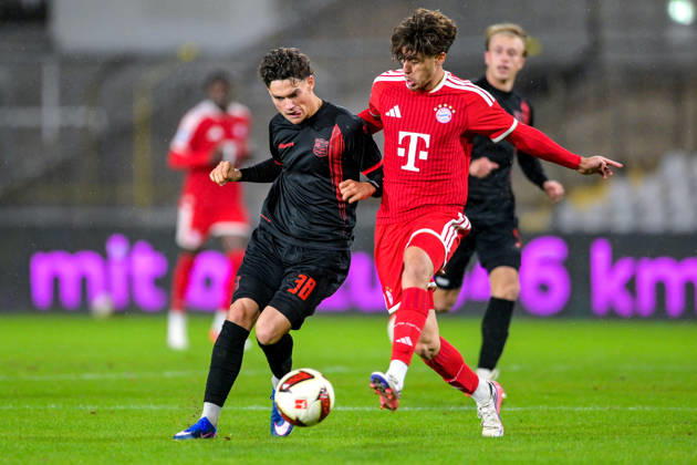 v.li.: Constantin Strunz (Unterhaching, 38) David Santos Daiber (Bayern Muenchen, FCB, 6) im Zweikampf, Duell, duel, tackle, Dynamik, Action, Aktion, 09.10.2026, München (Deutschland), Fussball, Regionalliga Bayern, FC Bayern München II - SpVgg Unterhaching