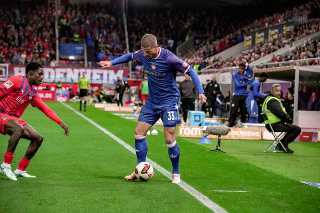 Deutschland: Fussball Saison 2026 2027 , 2. Bundesliga , 7. Spieltag , 1. FC Heidenheim vs. 1. FC Kaiserslautern - Voith-Arena (Heidenheim) : Jan Elvedi (1. FC Kaiserslautern, 33) am Ball, im Ballbesitz Heidenheim Voith-Arena Deutschland Germany Copyright: xBennetxLongx