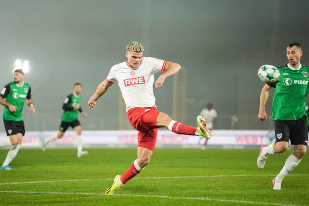 Deutschland: 3. Liga 2026 2027 8. Spieltag, SC Preussen Münster vs Rot-Weiss Essen, Freitag, 09.10.2026 LVM-Preußenstadion (Münster, Nordrhein-Westfalen, Deutschland) Marek Janssen (RW Essen, 20) am Ball Schuss auf das Tor Copyright: xMerlexKölkingx
