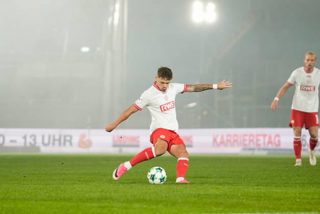 Deutschland: 3. Liga 2026 2027 8. Spieltag, SC Preussen Münster vs Rot-Weiss Essen, Freitag, 09.10.2026 LVM-Preußenstadion (Münster, Nordrhein-Westfalen, Deutschland) Schuss von Jannik Hofmann (RW Essen, 37) Copyright: xMerlexKölkingx