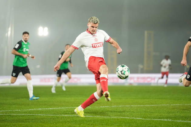 Deutschland: 3. Liga 2026 2027 8. Spieltag, SC Preussen Münster vs Rot-Weiss Essen, Freitag, 09.10.2026 LVM-Preußenstadion (Münster, Nordrhein-Westfalen, Deutschland) Marek Janssen (RW Essen, 20) am Ball Schuss auf das Tor Copyright: xMerlexKölkingx