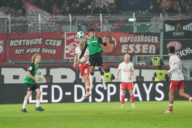 Deutschland: 3. Liga 2026 2027 8. Spieltag, SC Preussen Münster vs Rot-Weiss Essen, Freitag, 09.10.2026 LVM-Preußenstadion (Münster, Nordrhein-Westfalen, Deutschland) Kopfballduell Montell Ndikom (SC Preußen Münster, 28) Janne Sietan (RW Essen, 22) Copyright: xMerlexKölkingx